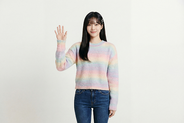 JPG 편집이미지 긴머리 여자 밝음 웃음 줄무늬 머리핀 스웨터 의료성형뷰티 편집실사 AI인물포토 AI콘텐츠 헤어스타일 상의 무늬 장신구 표정 사람 CG 파일형식 AI포토
