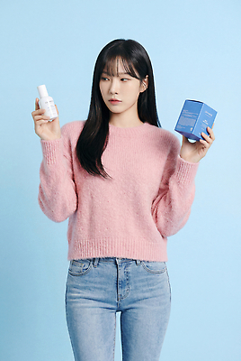 JPG 모델 편집이미지 여자 상자 화장 뷰티 촬영 화장품 상품 파란배경 스프레이 스마트컨슈머 의료성형뷰티 편집실사 AI인물포토 AI콘텐츠 백그라운드 사람 파란색 고객 CG 파일형식 AI포토 컬러