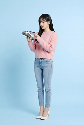 JPG 모델 편집이미지 응시 여자 패션 분홍색 신발 겨울 실내 들기 파란색 촬영 청바지 스웨터 스마트컨슈머 의료성형뷰티 스타일 편집실사 AI인물포토 AI콘텐츠 시선 계절 컬러 상의 바지 모션 사람 내부 고객 CG 파일형식 AI포토