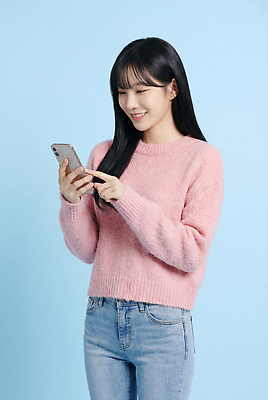 JPG 모델 편집이미지 여자 분홍색 웃음 스마트폰 스크린 촬영 청바지 스웨터 스마트컨슈머 의료성형뷰티 스타일 편집실사 AI인물포토 AI콘텐츠 컬러 상의 바지 표정 사람 핸드폰 스마트기기 고객 CG 파일형식 AI포토 옷 하의 전자제품