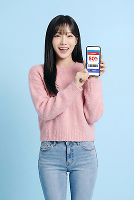 JPG 편집이미지 여자 분홍색 파란색 스마트폰 쇼핑 세일 정보 상품 스웨터 쿠폰 스마트컨슈머 의료성형뷰티 편집실사 AI인물포토 AI콘텐츠 컬러 상의 사람 핸드폰 스마트기기 고객 CG 파일형식 AI포토 옷 전자제품