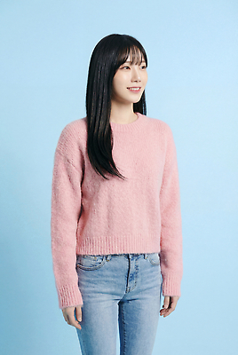 컬러 백그라운드 상의 바지 표정 사람 파란색 고객 CG 파일형식 AI포토 모델 여자 스웨터 분홍색 청바지 파란배경 미소 자태 패션 스타일 촬영 포즈 옷 빛 편집이미지 편집실사 JPG 의료성형뷰티 스마트컨슈머 AI인물포토 AI콘텐츠