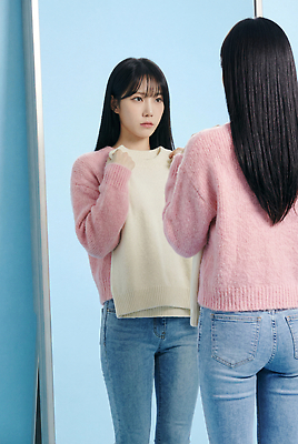 JPG 모델 편집이미지 옷 여자 패션 분홍색 실내 사람 거울 흰색 스웨터 옷입기 스마트컨슈머 의료성형뷰티 스타일 편집실사 AI인물포토 AI콘텐츠 컬러 상의 모션 내부 고객 CG 파일형식 AI포토