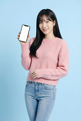 컨셉 상의 바지 표정 사람 라이프 파란색 핸드폰 스마트기기 고객 CG 파일형식 AI포토 여자 스마트폰 미소 스웨터 청바지 하늘색 포즈 일상 공감 청춘 스타일 기술 전달 소통 편집이미지 편집실사 JPG 의료성형뷰티 스마트컨슈머 AI인물포토 AI콘텐츠