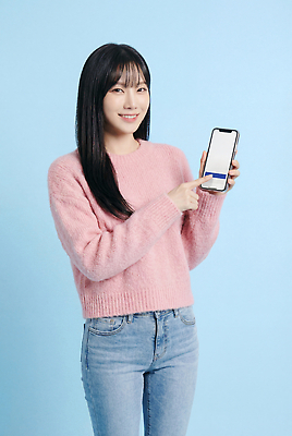 JPG 모델 편집이미지 여자 패션 포즈 미소 일상 파란색 스마트폰 스크린 촬영 가리킴 스웨터 스마트컨슈머 의료성형뷰티 편집실사 AI인물포토 AI콘텐츠 컬러 상의 표정 사람 손짓 라이프 핸드폰 스마트기기 고객 CG 파일형식 AI포토 옷 모션 생활 전자제품