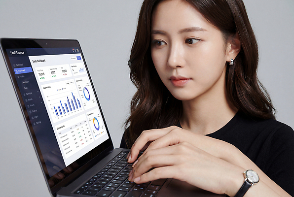 JPG 편집이미지 여자 비즈니스 그래프 기술 노트북 컴퓨터 사무실 스크린 자료 정보 업무 집중 분석 서류판 의료성형뷰티 대시보드 편집실사 AI인물포토 AI콘텐츠 컨셉 사람 전자제품 사무용품 작업 CG 파일형식 AI포토 문구용품 오브젝트