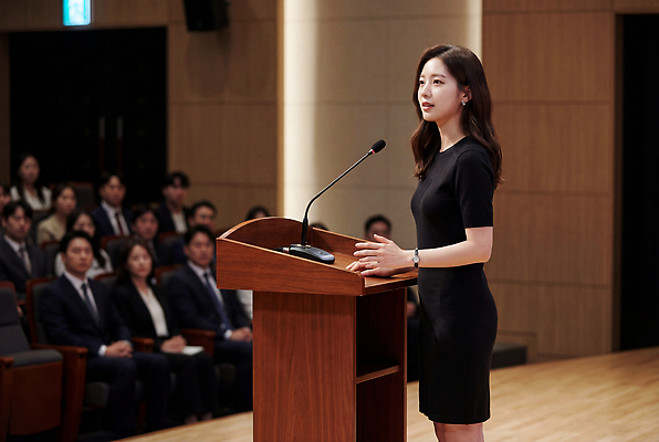 JPG 편집이미지 여자 비즈니스 말하기 여러명 발표 메시지 분위기 군중 강의 회의실 의견 목소리 소통 의료성형뷰티 편집실사 AI인물포토 AI콘텐츠 다수 컨셉 모션 사람 CG 파일형식 AI포토