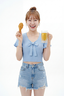 식기 감정 음료 컨셉 맥주 주류 표정 사람 치킨 CG 닭고기요리 파일형식 AI포토 여자 미소 음식 잔 청춘 즐거움 촬영 편집이미지 편집실사 JPG 의료성형뷰티 닭다리 치맥 AI인물포토 AI콘텐츠