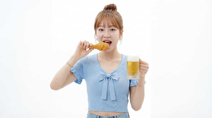 JPG 편집이미지 여자 음식 잔 맥주 파란색 식사 치킨 먹기 닭다리 의료성형뷰티 스타일 치맥 편집실사 AI인물포토 AI콘텐츠 식기 컬러 모션 주류 사람 CG 닭고기요리 파일형식 AI포토 음료