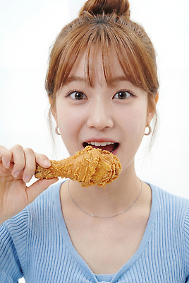 JPG 편집이미지 여자 음식 실내 미소 치킨 튀김 먹기 즐거움 닭다리 의료성형뷰티 치맥 편집실사 AI인물포토 AI콘텐츠 감정 모션 맥주 표정 사람 내부 CG 닭고기요리 파일형식 AI포토 주류 음료