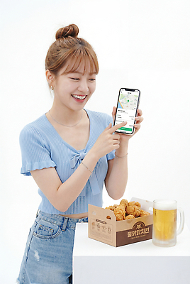 JPG 편집이미지 여자 음식 식탁 맥주 함께함 웃음 친구 스마트폰 치킨 어플리케이션 배송 즐거움 닭다리 의료성형뷰티 치맥 편집실사 AI인물포토 AI콘텐츠 감정 컨셉 관계 탁자 주류 표정 사람 핸드폰 스마트기기 CG 닭고기요리 파일형식 AI포토