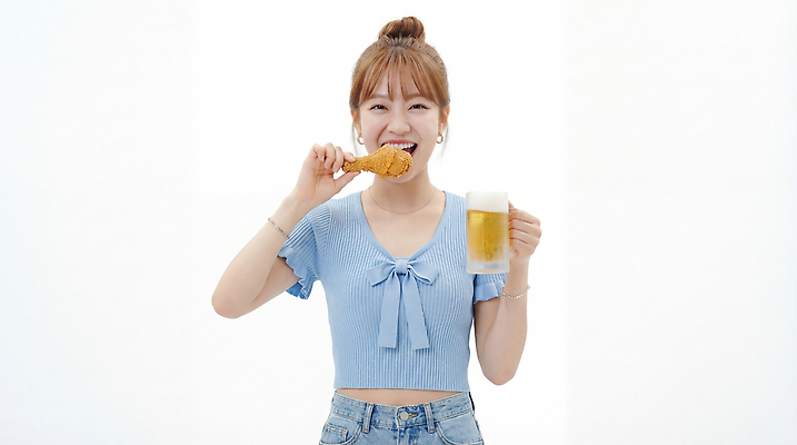 JPG 편집이미지 여자 행복 음식 맥주 웃음 일상 파란색 친구 식사 치킨 즐거움 닭다리 의료성형뷰티 치맥 편집실사 AI인물포토 AI콘텐츠 감정 컬러 관계 주류 표정 사람 라이프 CG 닭고기요리 파일형식 AI포토 음료 생활