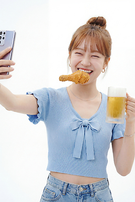 JPG 편집이미지 여자 음식 맥주 미소 사람 일상 친구 치킨 셀프카메라 즐거움 닭다리 의료성형뷰티 치맥 편집실사 AI인물포토 AI콘텐츠 감정 관계 주류 표정 라이프 사진촬영 CG 닭고기요리 파일형식 AI포토 음료 생활 촬영