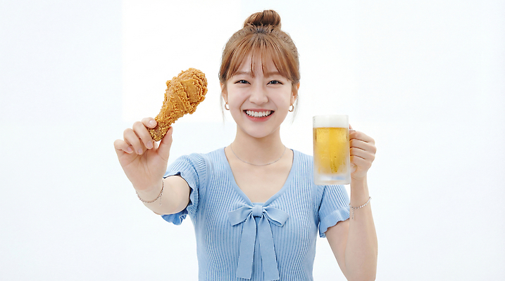 감정 맥주 주류 표정 사람 치킨 CG 닭고기요리 파일형식 AI포토 음료 웃음 즐거움 식사 음식 편집이미지 편집실사 JPG 의료성형뷰티 닭다리 치맥 여자 AI인물포토 AI콘텐츠