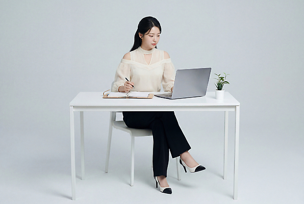 JPG 식물 편집이미지 여자 의자 직장 노트북 컴퓨터 사무실 사무용품 깨끗함 공책 작업 비즈니스우먼 집중 책상 정리 의료성형뷰티 편집실사 AI인물포토 AI콘텐츠 가구 컨셉 회사 비즈니스 문구용품 사람 전자제품 직장인 CG 파일형식 AI포토 직업 생활용품 오브젝트