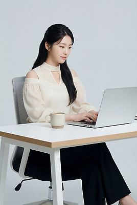 직업 여자 음료 가구 컨셉 상의 비즈니스 사람 전자제품 직장인 CG 파일형식 AI포토 사무실 컴퓨터 작업 블라우스 키보드 집중 스크린 사무용가구 커피 탁자 전문직 편집이미지 편집실사 JPG 의료성형뷰티 비즈니스우먼 AI인물포토 AI콘텐츠