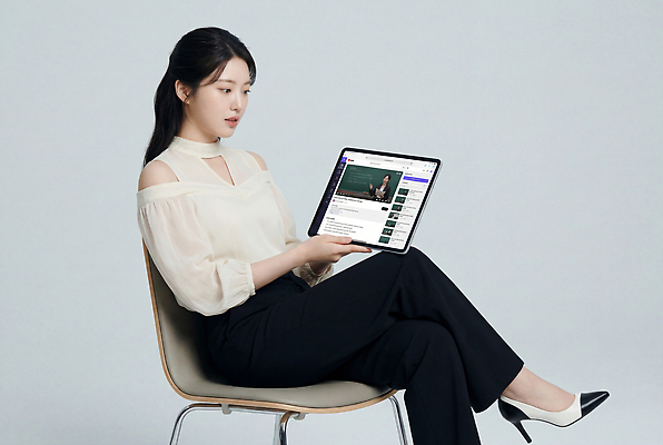 JPG 편집이미지 여자 교육 의자 기술 학습 태블릿 디지털 스크린 듣기 비즈니스우먼 강의 집중 영상 콘텐츠 의료성형뷰티 편집실사 AI인물포토 AI콘텐츠 가구 컨셉 비즈니스 모션 사람 전자제품 스마트기기 직장인 CG 파일형식 AI포토 직업 생활용품 오브젝트