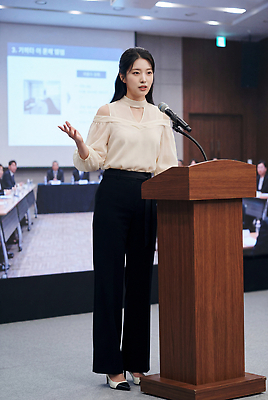 여자 음향기기 비즈니스 모션 말하기 사람 라이프 직장인 CG 파일형식 AI포토 발표 회의 의견 마이크 일상 듣기 대화 토론 전문 정보 편집이미지 편집실사 JPG 의료성형뷰티 비즈니스우먼 AI인물포토 AI콘텐츠