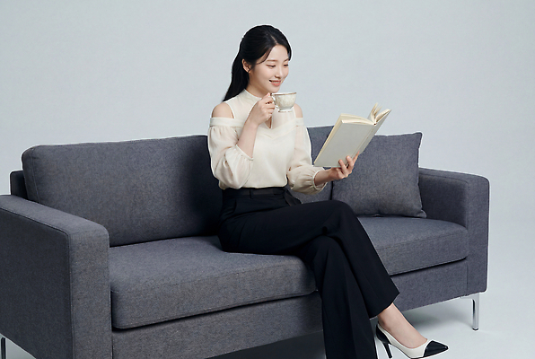 JPG 편집이미지 여자 휴식 일상 생활 책 소파 독서 카페 방 비즈니스우먼 편안함 브런치 차마시기 의료성형뷰티 스타일 편집실사 AI인물포토 AI콘텐츠 컨셉 의자 비즈니스 사람 라이프 상점 식사 마시기 직장인 감각 CG 파일형식 AI포토