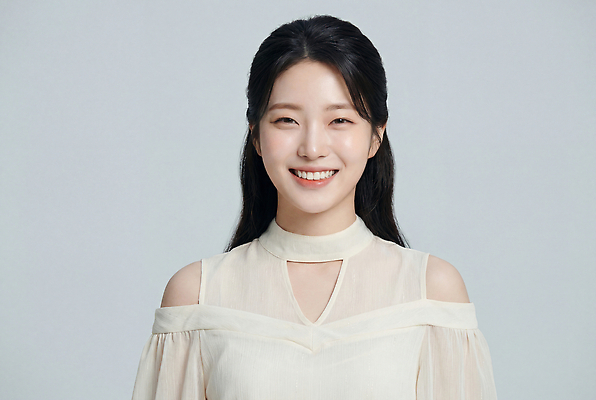 옷 여자 컬러 비즈니스 표정 사람 내부 신체부위 직장인 CG 파일형식 AI포토 웃음 흰색 상의 실내 촬영 미소 헤어스타일 얼굴 편집이미지 편집실사 JPG 의료성형뷰티 비즈니스우먼 AI인물포토 AI콘텐츠