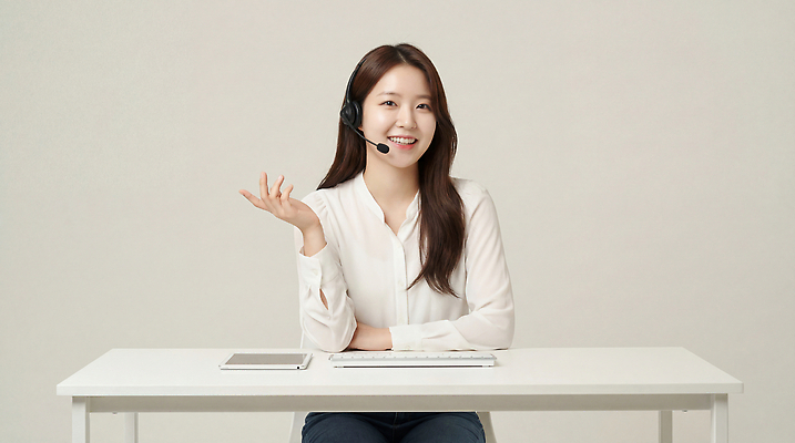 음향기기 가구 컨셉 비즈니스 모션 표정 말하기 사람 전자제품 헤드폰 작업 사무원 CG 파일형식 AI포토 상담원 사무실 헤드셋 업무 대화 친절 탁자 전달 미소 기술 컴퓨터 손짓 소통 정보 편집이미지 편집실사 JPG 의료성형뷰티 여자 AI인물포토 AI콘텐츠