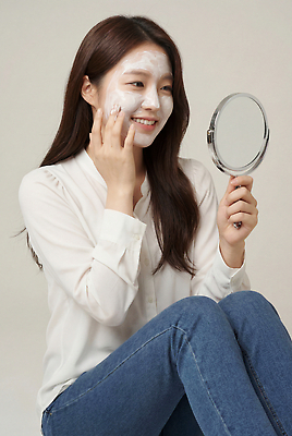 JPG 편집이미지 여자 얼굴 실내 마스크 웃음 일상 뷰티 청결 화장품 거울 피부관리 스킨케어 자기관리 의료성형뷰티 편집실사 AI인물포토 AI콘텐츠 표정 사람 내부 라이프 신체부위 위생 CG 파일형식 AI포토 생활