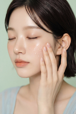 JPG 편집이미지 여자 얼굴 관리 촬영 촉촉함 상품 수분 피부 피부관리 바르기 스킨케어 기초화장품 의료성형뷰티 피부톤 편집실사 AI인물포토 AI콘텐츠 모션 사람 신체부위 뷰티 화장품 젖음 CG 파일형식 AI포토