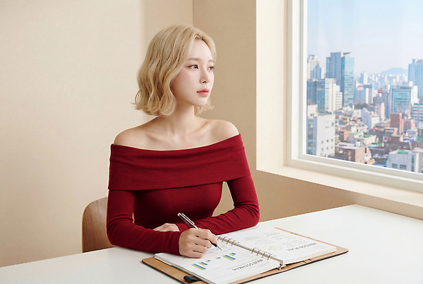 JPG 주간 편집이미지 여자 창문 풍경 사무실 기록 도시 업무 작업 계획 집중 책상 문서 의료성형뷰티 편집실사 AI인물포토 AI콘텐츠 자연요소 가구 컨셉 비즈니스 사람 CG 파일형식 AI포토