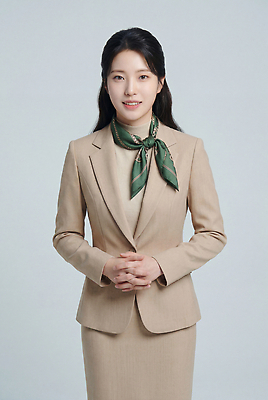 JPG 편집이미지 여자 비즈니스 서기 미소 정장 스카프 상담원 직원 의료성형뷰티 스타일 편집실사 AI인물포토 AI콘텐츠 옷 모션 표정 사람 목도리 사무원 CG 파일형식 AI포토