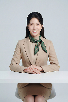 JPG 편집이미지 직업 여자 비즈니스 탁자 미소 앉기 정장 촬영 스카프 작업 상담원 의료성형뷰티 편집실사 AI인물포토 AI콘텐츠 옷 가구 모션 표정 사람 목도리 사무원 CG 파일형식 AI포토