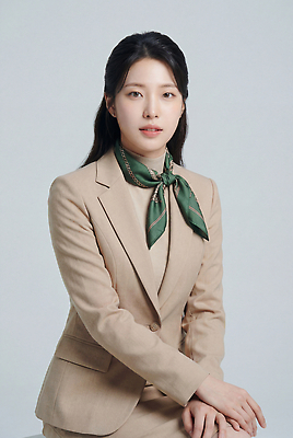 JPG 편집이미지 직업 여자 패션 비즈니스 앉기 정장 스카프 자신감 상담원 의료성형뷰티 스타일 편집실사 AI인물포토 AI콘텐츠 옷 감정 모션 사람 목도리 사무원 CG 파일형식 AI포토