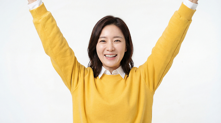 JPG 편집이미지 여자 행복 포즈 웃음 노란색 기쁨 만세 스웨터 즐거움 의료성형뷰티 편집실사 AI인물포토 AI콘텐츠 감정 컬러 상의 모션 표정 사람 CG 파일형식 AI포토