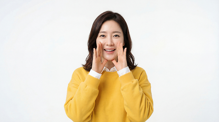 JPG 편집이미지 여자 행복 포즈 웃음 사람 노란색 스웨터 목소리 의료성형뷰티 편집실사 AI인물포토 AI콘텐츠 감정 컬러 상의 표정 CG 파일형식 AI포토