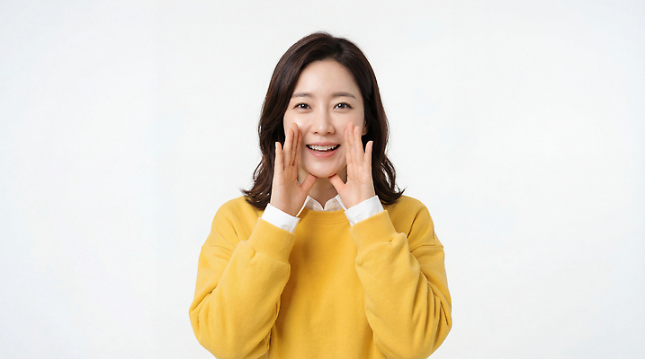 JPG 편집이미지 여자 행복 포즈 실내 미소 노란색 촬영 스웨터 소통 의료성형뷰티 편집실사 AI인물포토 AI콘텐츠 감정 컬러 컨셉 상의 표정 사람 내부 CG 파일형식 AI포토