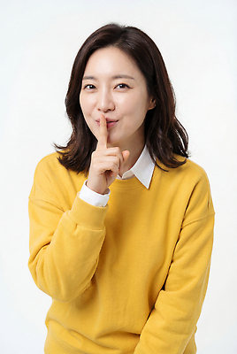 JPG 편집이미지 여자 포즈 손가락 사람 손짓 노란색 입 스웨터 조용 의료성형뷰티 편집실사 AI인물포토 AI콘텐츠 손 컬러 상의 모션 신체부위 CG 파일형식 AI포토