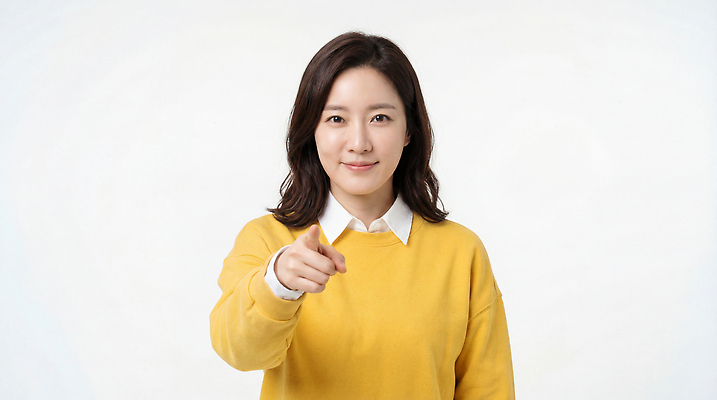 JPG 편집이미지 여자 포즈 손가락 사람 앞모습 노란색 가리킴 스웨터 의료성형뷰티 편집실사 AI인물포토 AI콘텐츠 손 뷰포인트 컬러 상의 손짓 CG 파일형식 AI포토