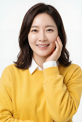 JPG 편집이미지 응시 여자 미소 웃음 손짓 노란색 편안함 스웨터 의료성형뷰티 편집실사 AI인물포토 AI콘텐츠 시선 컬러 상의 모션 표정 사람 감각 CG 파일형식 AI포토