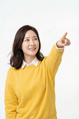 JPG 편집이미지 여자 포즈 손가락 미소 웃음 캐주얼 노란색 촬영 가리킴 스웨터 관심 의료성형뷰티 편집실사 AI인물포토 AI콘텐츠 손 옷 컬러 상의 표정 사람 손짓 CG 파일형식 AI포토
