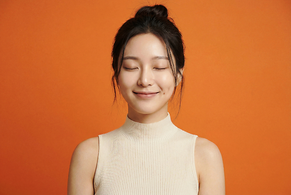 JPG 편집이미지 여자 포즈 미소 뷰티 눈감음 주황색 편안함 피부관리 의료성형뷰티 편집실사 AI인물포토 AI콘텐츠 컬러 모션 표정 사람 감각 CG 파일형식 AI포토