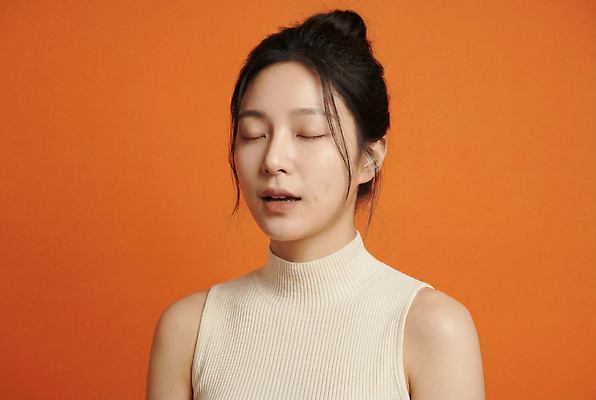 JPG 편집이미지 여자 스튜디오 뷰티 눈감음 촬영 주황색 최고 편안함 피부관리 의료성형뷰티 편집실사 AI인물포토 AI콘텐츠 컬러 모션 사람 감각 CG 파일형식 AI포토