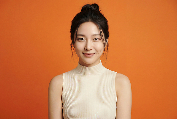 JPG 편집이미지 여자 포즈 실내 미소 뷰티 촬영 주황색 터틀넥 피부관리 의료성형뷰티 스타일 편집실사 AI인물포토 AI콘텐츠 컬러 표정 사람 내부 스웨터 CG 파일형식 AI포토