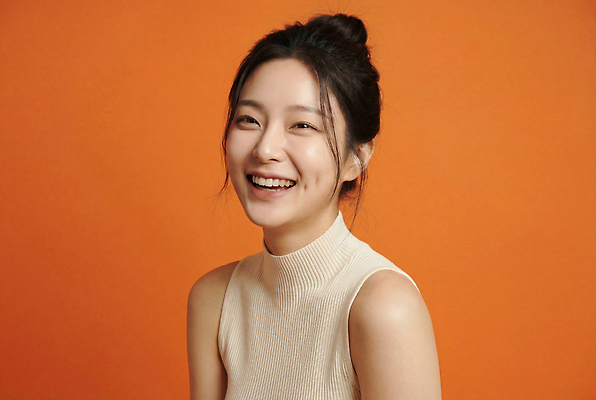JPG 편집이미지 여자 포즈 웃음 뷰티 촬영 주황색 자신감 즐거움 피부관리 순간 의료성형뷰티 편집실사 AI인물포토 AI콘텐츠 감정 컬러 표정 사람 CG 파일형식 AI포토