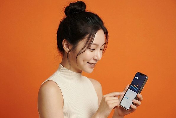 컬러 표정 사람 핸드폰 스마트기기 뷰티 CG 파일형식 AI포토 모델 주황색 스마트폰 자료 스크린 터치 확인 미소 기술 디지털 편집실사 JPG 편집이미지 의료성형뷰티 피부관리 여자 AI인물포토 AI콘텐츠