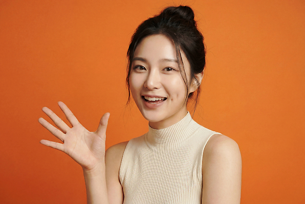 JPG 편집이미지 여자 패션 포즈 실내 미소 뷰티 사진촬영 주황색 피부관리 손흔들기 의료성형뷰티 스타일 편집실사 AI인물포토 AI콘텐츠 컬러 모션 표정 사람 내부 촬영 CG 파일형식 AI포토