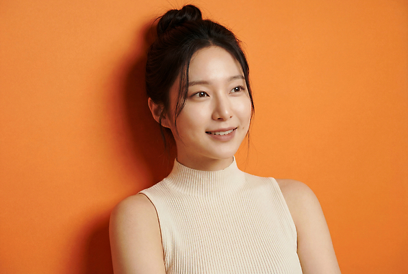 JPG 편집이미지 여자 포즈 웃음 뷰티 촬영 주황색 피부관리 의료성형뷰티 편집실사 AI인물포토 AI콘텐츠 컬러 표정 사람 CG 파일형식 AI포토
