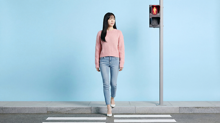 JPG 편집이미지 여자 도로 교통 거리 안전 일상 걷기 사진촬영 보행자 신호등 신호대기 의료성형뷰티 편집실사 AI인물포토 AI콘텐츠 길 교통시설 모션 사람 라이프 촬영 CG 파일형식 AI포토