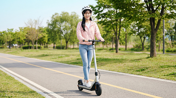 JPG 나무 편집이미지 공원 여자 이동 날씨 안전 야외 일상 승차 헬멧 자전거도로 의료성형뷰티 전동퀵보드 편집실사 AI인물포토 AI콘텐츠 식물 공공시설 육상교통 컨셉 모션 사람 라이프 보호장비 CG 전용도로 퀵보드 파일형식 AI포토