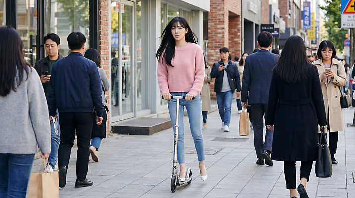 JPG 편집이미지 여자 도로 이동 비즈니스 거리 안전 여러명 일상 쇼핑 걷기 상점 도시 발걸음 퀵보드 의료성형뷰티 편집실사 AI인물포토 AI콘텐츠 길 교통수단 다수 컨셉 교통시설 모션 사람 라이프 CG 파일형식 AI포토