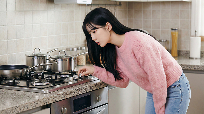 JPG 편집이미지 여자 식재료 주방용품 요리 안전 주방 가스레인지 냄비 조작 의료성형뷰티 편집실사 AI인물포토 AI콘텐츠 생활용품 사람 가전제품 레인지 솥 CG 파일형식 AI포토