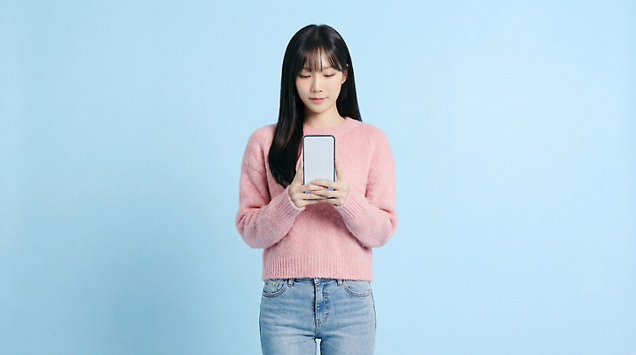 JPG 편집이미지 여자 패션 인터넷 기술 안전 핸드폰 스크린 기계 청바지 집중 소통 의료성형뷰티 스타일 편집실사 AI인물포토 AI콘텐츠 컨셉 바지 사람 전자제품 CG 파일형식 AI포토